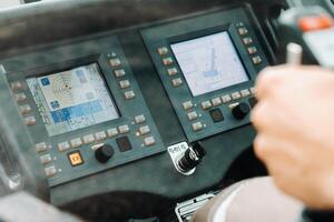 Kran Steuerung Panel im das Fahrer Taxi von ein Auto Kran foto