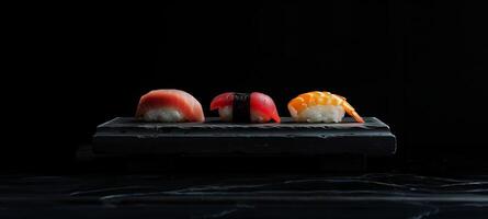 ai generiert sortiert Sushi Teller auf schwarz Hintergrund foto