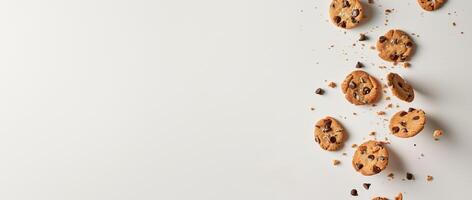 ai generiert verstreut Schokolade Chip Kekse mit Kopieren Raum foto