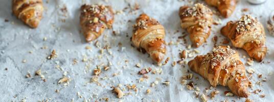 ai generiert Gourmet Croissants mit Nüsse auf Marmor foto