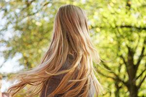 Frau zittern ihr lange blond Haar foto