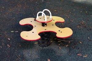 Ausrüstung zum Spiele und Sport auf das Spielplatz im das Stadt Park. foto