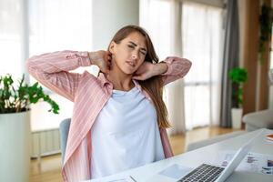 Gefühl erschöpft. frustriert Frau suchen erschöpft und massieren ihr Hals während Sitzung beim ihr Arbeiten Platz foto