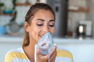 krank Frau Herstellung Inhalation, Medizin ist das Beste Medizin. krank Frau tragen ein Sauerstoff Maske und unterziehen Behandlung zum COVID-19. Frau mit ein Inhalator foto