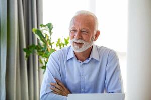 finanziell Berater Geschäftsmann mit seine Laptop und tun etwas Papierkram während Sitzung beim Schreibtisch und Arbeiten. foto