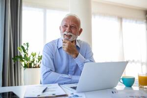 finanziell Berater Geschäftsmann mit seine Laptop und tun etwas Papierkram während Sitzung beim Schreibtisch und Arbeiten. foto