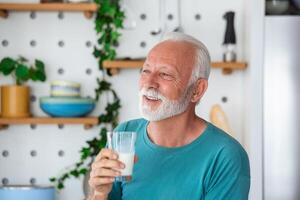 bleibe hydratisiert, pflegen Salz- und Wasser Gleichgewicht, verhindern Austrocknung. glücklich gesund Senior Mann halten Glas von frisch Wasser. Konzept von Alten Menschen Entwicklung gut Gewohnheit von Trinken genug Flüssigkeit foto