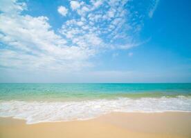 schön Horizont Landschaft Sommer- Panorama Vorderseite Aussicht Punkt tropisch Meer Strand Weiß Sand sauber und Blau Himmel Hintergrund Ruhe Natur Ozean schön Welle Wasser Reise beim sai Kaew Strand Thailand foto