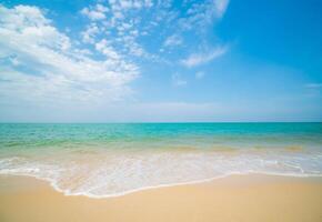 schön Horizont Landschaft Sommer- Panorama Vorderseite Aussicht Punkt tropisch Meer Strand Weiß Sand sauber und Blau Himmel Hintergrund Ruhe Natur Ozean schön Welle Wasser Reise beim sai Kaew Strand Thailand foto