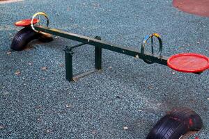 Ausrüstung zum Spiele und Sport auf das Spielplatz im das Stadt Park. foto