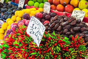 bunt Lebensmittel Marktplatz im Venedig, Italien. draussen Markt Stall mit Früchte und Gemüse. foto