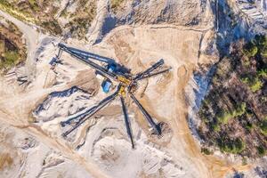 Antenne Aussicht zu das öffnen Bergwerk foto