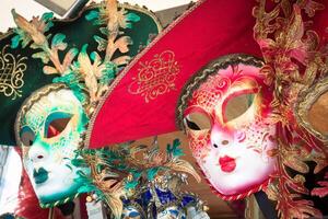 Souvenirs und Karneval Masken auf Straße Handel im Venedig, Italien foto