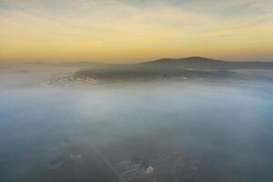 Antenne Aussicht von Morgen Nebel und Sonnenaufgang im Herbst foto