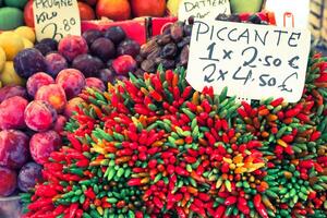 bunt Lebensmittel Marktplatz im Venedig, Italien. draussen Markt Stall mit Früchte und Gemüse. foto