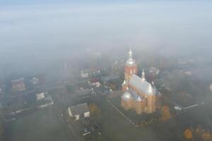 surreal Aussicht von Kirche fast vollständig versteckt durch Nebel foto