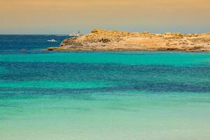 Formentera balearisch Insel Aussicht von Meer von das Westen Küste foto
