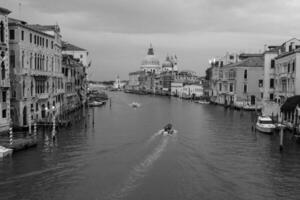 schön Aussicht von das großartig Kanal und Basilika Santa Maria della Gruß im das spät Abend mit sehr interessant Wolken, Venedig, Italien foto