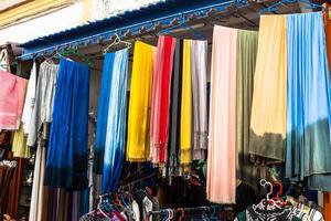 alt Medina Souk Fes, Handwerker Geschäft von bunt marokkanisch Leder, Fes, Marokko. foto
