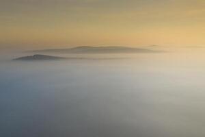 Antenne Aussicht von Morgen Nebel und Sonnenaufgang im Herbst foto