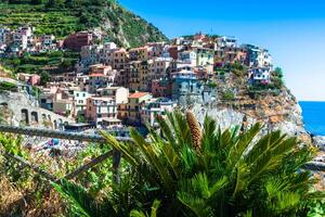 Dorf von Manarola mit Fähre, cinque Erde, Italien foto