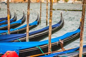 Gondeln festgemacht durch Heilige Kennzeichen Quadrat. Venedig, Italien, Europa foto