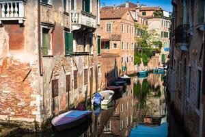 venezianisch Gebäude und Boote entlang Kanal großartig, Venedig, Italien foto