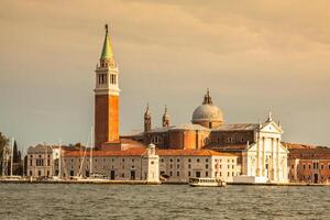 das Kirche und Kloster beim san Giorgio maggiore im das Lagune von Venedig foto