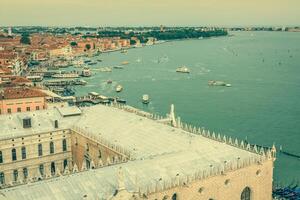 Aussicht von Venedig Stadt von das oben von das Glocke Turm beim das san Marco Quadrat, Italien foto