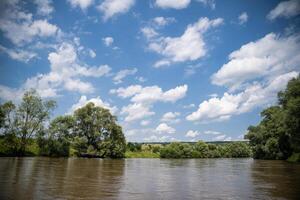 schön Landschaft auf das Fluss Bank mit Blau Himmel und Baum foto
