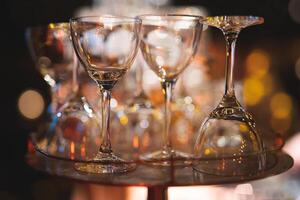 leeren sauber Glas Brille zum alkoholisch Getränke im ein Restaurant auf ein Bar Zähler foto