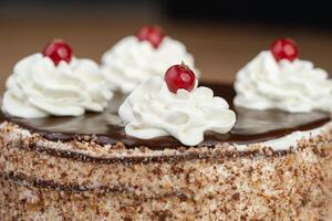 köstlich frisch Süss Kuchen mit Sahne und Kirsche foto