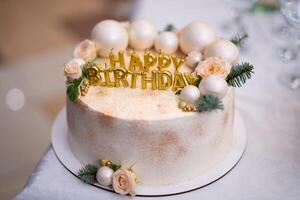 Geburtstag Kuchen mit Kerzen im das gestalten von Briefe foto