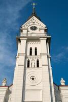 schön Kathedrale auf das Hintergrund von das Blau Himmel foto