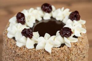 köstlich frisch Süss Kuchen mit Sahne und Kirsche foto