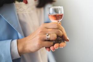 ein Person halten ein Glas mit ein alkoholisch trinken im seine Hände foto