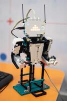 ein Ingenieur Designs Roboter und Programme Sie zum verschiedene Aufgaben foto