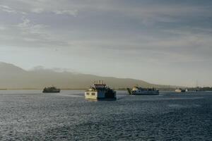 Fähre Kreuzung das bali Straße beim Sonnenaufgang. Passagier Transport Schiff. Sommer- und Frühling Urlaub Konzept. Öffentlichkeit Wasser Transport. foto