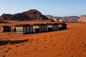 Wadi Rum Wüste im Jordanien. auf das Sonnenuntergang. Panorama von schön Sand Muster auf das Düne. Wüste Landschaft im Jordanien. foto