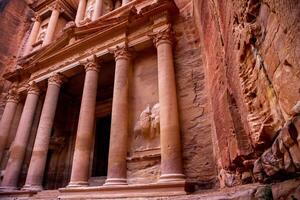 Schönheit von Felsen und uralt die Architektur im Petra, Jordanien. uralt Tempel im Petra, Jordanien. foto