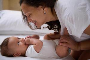 authentisch Porträt von zärtlich Mama und Sohn Gesicht zu Gesicht, lächelnd, genießen glücklich Momente zusammen. Kindheit. Säuglingsalter foto