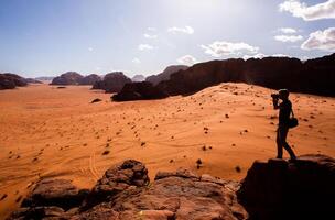 Wadi Rum Wüste im Jordanien. auf das Sonnenuntergang. Panorama von schön Sand Muster auf das Düne. Wüste Landschaft im Jordanien. foto