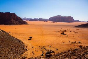 Wadi Rum Wüste im Jordanien. auf das Sonnenuntergang. Panorama von schön Sand Muster auf das Düne. Wüste Landschaft im Jordanien. foto