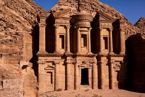 Schönheit von Felsen und uralt die Architektur im Petra, Jordanien. uralt Tempel im Petra, Jordanien. foto