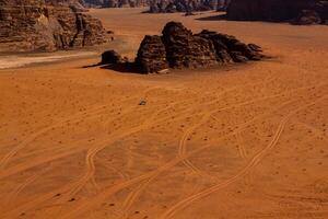 Wadi Rum Wüste im Jordanien. auf das Sonnenuntergang. Panorama von schön Sand Muster auf das Düne. Wüste Landschaft im Jordanien. foto