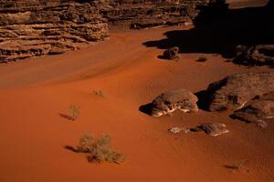 Wadi Rum Wüste im Jordanien. auf das Sonnenuntergang. Panorama von schön Sand Muster auf das Düne. Wüste Landschaft im Jordanien. foto