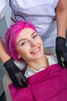 jung weiblich geduldig mit ziemlich Lächeln Prüfung Dental Inspektion beim Zahnarzt Klinik. gesund Zähne und Medizin, Stomatologie Konzept foto