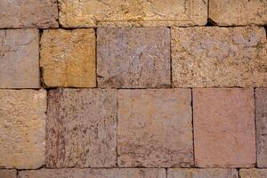 römisch Ruinen im das jordanisch Stadt von Jerash. das Ruinen von das ummauert griechisch-römisch Siedlung von gerasa gerade draußen das modern Stadt. das Jerash archäologisch Museum. foto