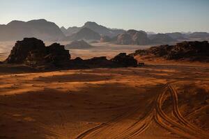 Wadi Rum Wüste im Jordanien. auf das Sonnenuntergang. Panorama von schön Sand Muster auf das Düne. Wüste Landschaft im Jordanien. foto