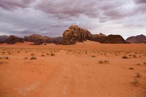 Wadi Rum Wüste im Jordanien. auf das Sonnenuntergang. Panorama von schön Sand Muster auf das Düne. Wüste Landschaft im Jordanien. foto